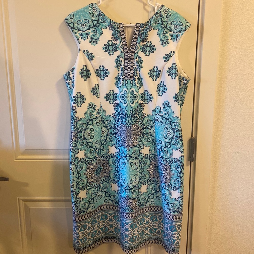 Women’s sleeveless knee length dress